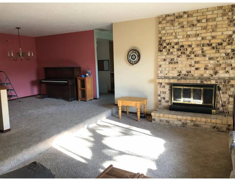 Parkview Loop living room in Beaverton before renovation